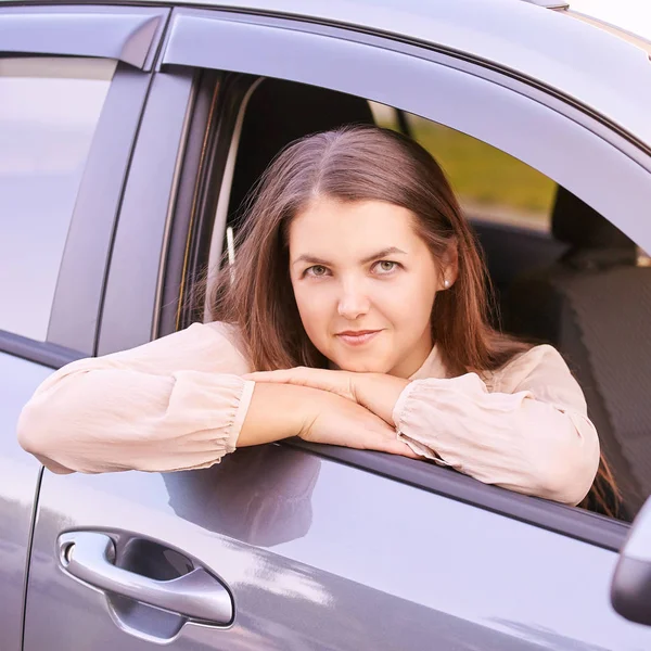 Junge Frau Auto Fahrunterricht Autokredit — Stockfoto