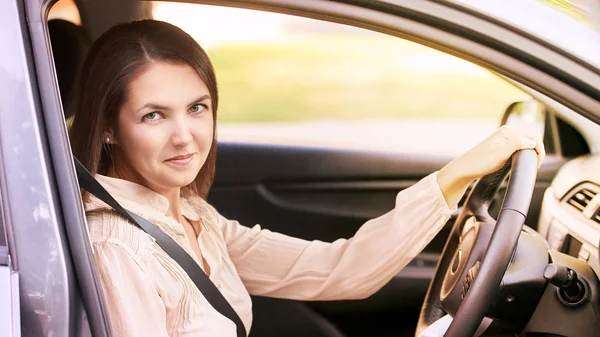 Młoda Kobieta Samochodzie Jeździć Instrukcji Kredyt Samochód — Zdjęcie stockowe