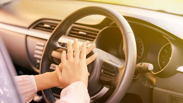 Jovem Mulher Carro Instrução Passeio Empréstimo Automóvel — Fotografia de Stock