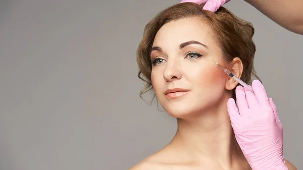 Suntik Dengan Jarum Suntik Prosedur Kosmetologi Wanita Muda Sarung Tangan — Stok Foto