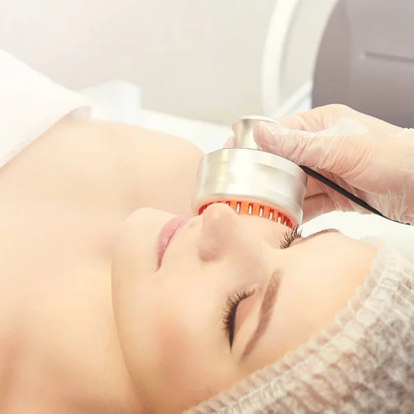 Procedimiento Terapia Luz Curar Tratamiento Belleza Dispositivo Facial Mujer Edad — Foto de Stock
