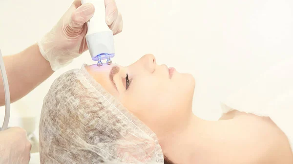 Gesichtsmikro Aktuelle Kosmetologische Verfahren Schönheitstechnische Behandlung Gesichtstherapie Für Frauen — Stockfoto