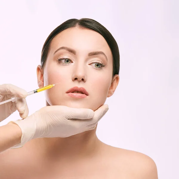 Iniezione Ago Viso Giovane Donna Procedura Cosmetologia Guanti Medici — Foto Stock
