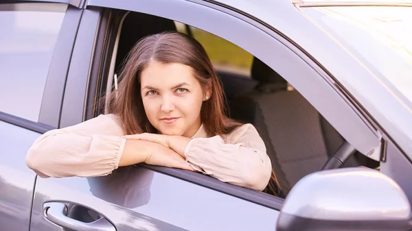 Junge Frau Auto Fahrunterricht Autokredit — Stockfoto