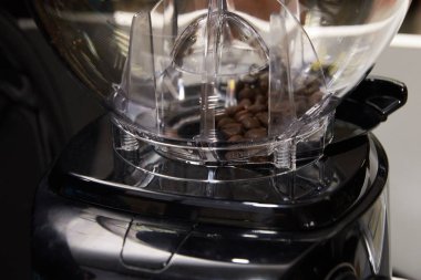 Kahve çekirdekleri. İçki hazırlanması. Siyah renk.