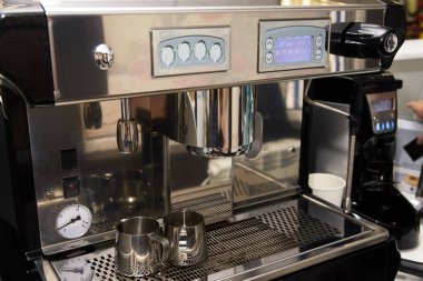 Kahve makinesi. Espresso hazırlanması. Sabah içki.