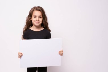 Küçük kız. Açık renkli. Beyaz liste.