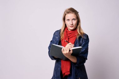 Genç kız. İşleri planlama. Not defteri girişleri.