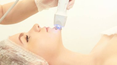Yüz mikro geçerli kozmetik prosedür. Güzellik teknoloji tedavi. Kadın yüz tedavisi.