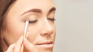 Profesyonel makyöz yüz maskara uygulayın. Kadın güzellik modeli. Doğa çıplak bak. Kontur Vakfı.