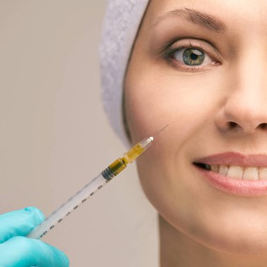 Yüz enjekte ederek tedavi. Trombosit cilt. PRP zengin plazma enjeksiyon. Güzellik kadını. Doktor eldiven.
