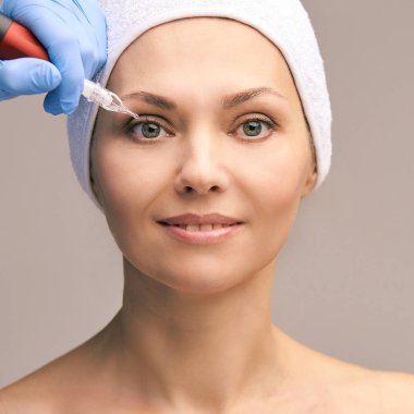 Kalıcı makyaj dövme. Kadın yüz cilt bakımı. Güzellik uzmanı kadın mikrobleyding.