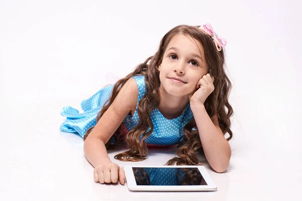 电脑平板电脑 小女孩 现代技术 — 图库照片