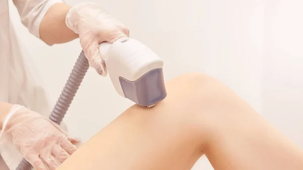 Procedimento Cosmeologia Laser Beleza Médica Jovem Sexo Feminino Salão Médico — Fotografia de Stock