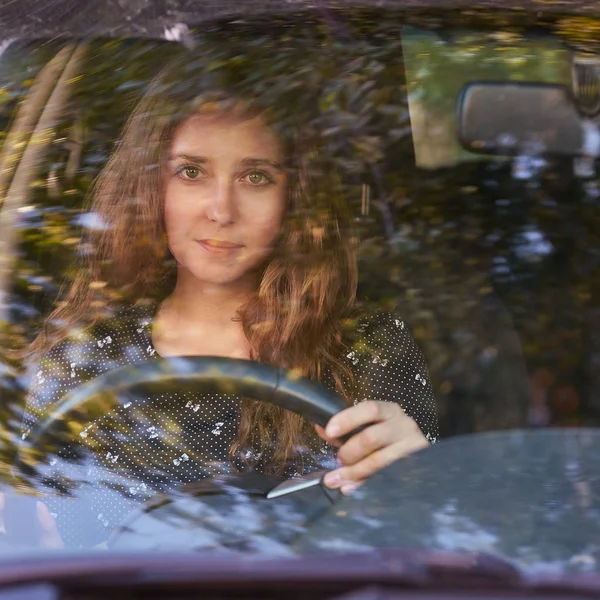 Giovane Donna Macchina Istruzioni Guida Prestito Automobili — Foto Stock