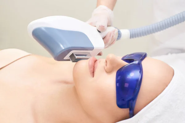 Laser Ongewenste Haargroei Cosmetologie Procedure Mooie Jonge Meisje Blauwe Glazen — Stockfoto