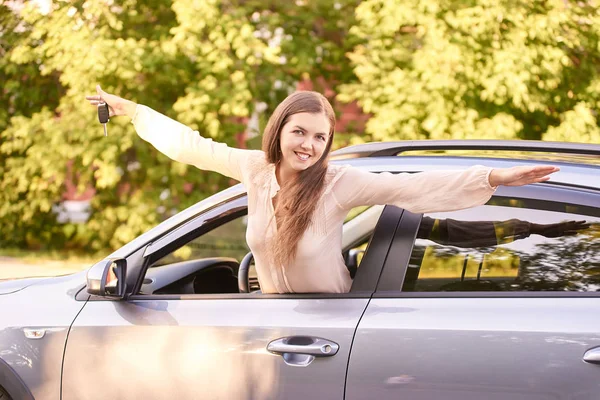 Junge Frau Auto Fahrunterricht Autokredit — Stockfoto