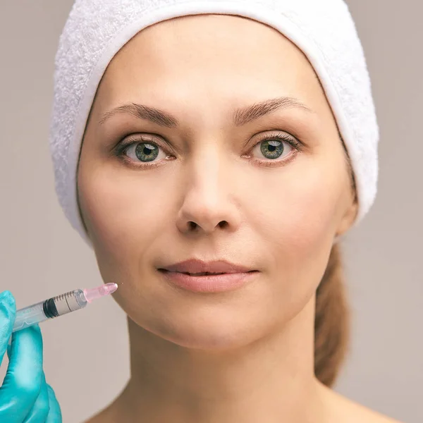 Behandlung Mit Gesichtsinjektionen Hautplättchen Prp Reiche Plasmainjektion Schönheitskönigin Arzthandschuhe — Stockfoto