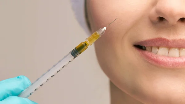 Yüz enjekte ederek tedavi. Trombosit cilt. PRP zengin plazma enjeksiyon. Güzellik kadını. Doktor eldiven.