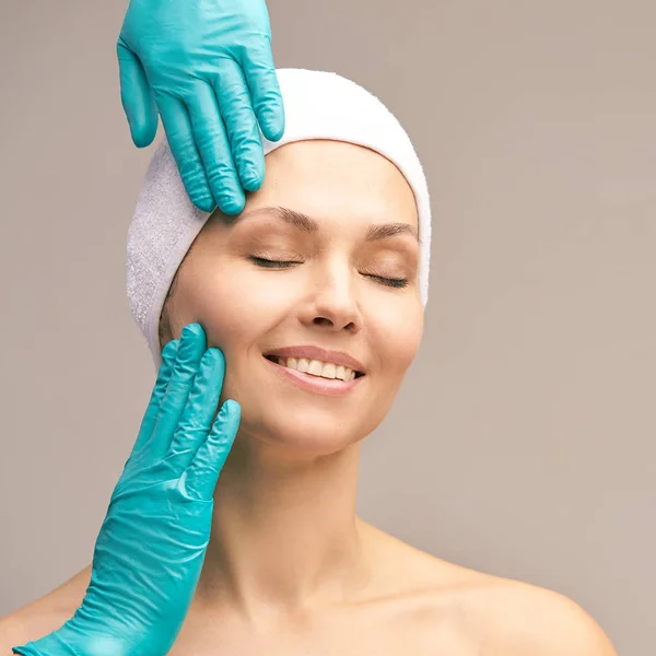 真皮恢复活力的治疗 美容面部手术 抗皱检查 妇女和医生手套手 — 图库照片
