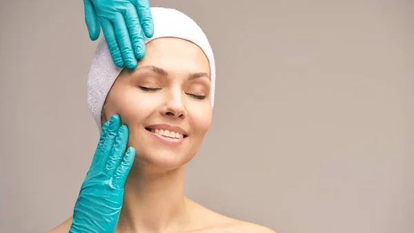 真皮恢复活力的治疗 美容面部手术 抗皱检查 妇女和医生手套手 — 图库照片