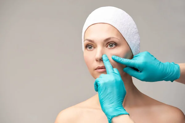 Derma Verjongen Behandeling Cosmetologie Gezicht Chirurgie Rimpel Examen Vrouw Arts — Stockfoto