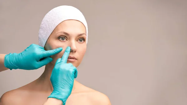 Derma Verjongen Behandeling Cosmetologie Gezicht Chirurgie Rimpel Examen Vrouw Arts — Stockfoto