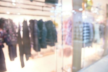 Arka plan bulanık. Giyim Mağazası. Parlak iç.