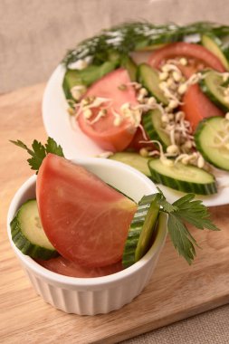 Domates ve salatalık. Beyaz tabak. Filiz fasulye. Taze salata.