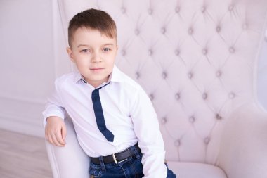 Küçük çocuk. Güzel portre. Parlak iç.