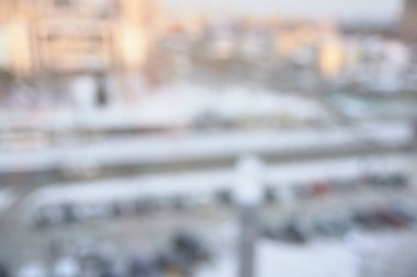 Arka plan bulanık. Üstten görünüm. Şehrin sokaklarında.