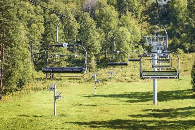 Yeşil orman. Teleferik üzerinde yükselir. Güzel manzara.