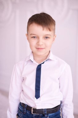 Küçük çocuk. Güzel portre. Parlak iç. Dikey.