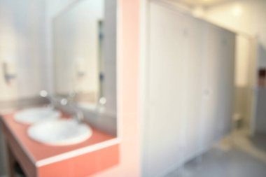 Arka plan bulanık. İki lavabo. Büyük ayna.