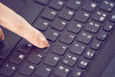 Parmak. Tuşuna basarak. Dizüstü düğmesi.