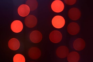 Kırmızı lekeler. Koyu arka plan. Bokeh.