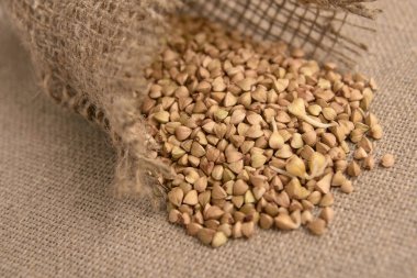 Buğday taneleri. Nötr arka plan. Sağlıklı gıda. Kabuğu çıkarılmış tane.