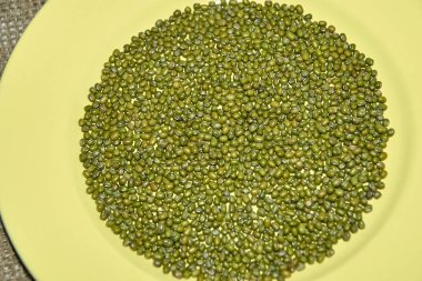 Yeşil fasulye. Sarı büyük tabak. Sağlıklı gıda.