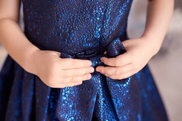 Синее Платье Отличный Поклон Детские Руки Горизонтально — стоковое фото