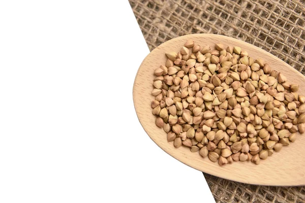 Buğday taneleri. Nötr arka plan. Sağlıklı gıda. Tahta kaşık.