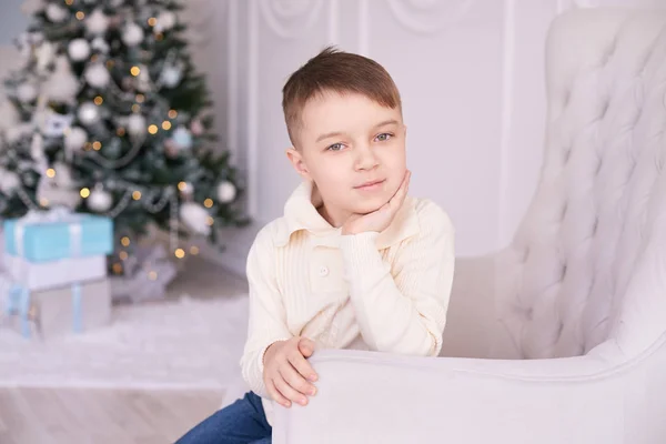 Piękny Portret Mały Chłopiec Boże Narodzenie Wnętrza Poziomo — Zdjęcie stockowe