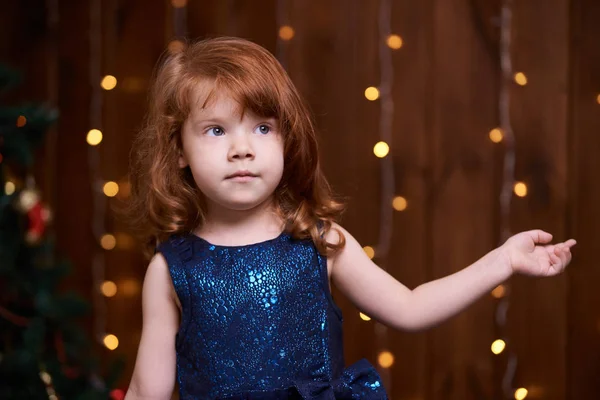 Рождественский Интерьер Красивая Маленькая Девочка Синее Платье — стоковое фото