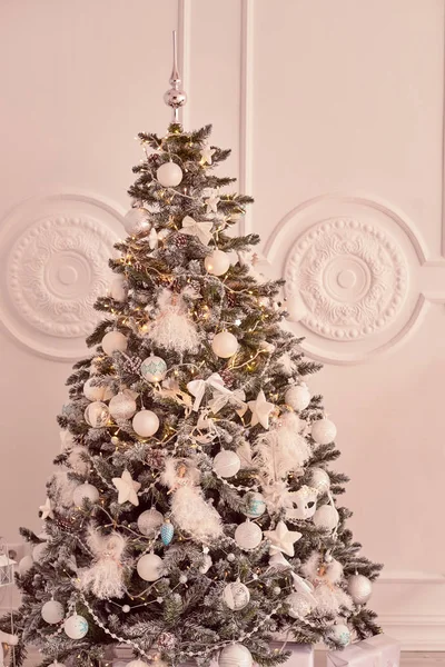 Noel ağacı. Güzel dekorasyon. Beyaz arka plan.