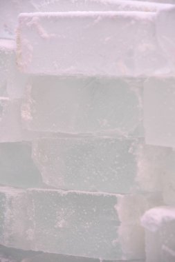 Beyaz kar. Donmuş su. Soğuk buz.