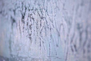 Güzel desen cam üzerinde. Beyaz parlak renk.