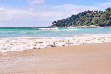 Güneşli bir gün. Sıcak deniz. Mavi gökyüzü.