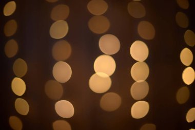 Sarı ışıklar. Soyut. Koyu arka plan.