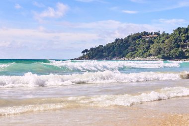 Güçlü dalgalar. Mavi gökyüzü. güneşli gün.