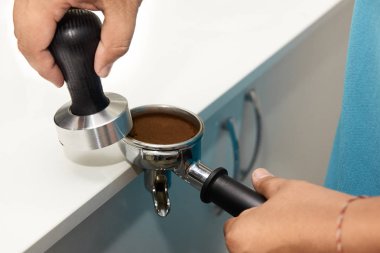 İçki cümle. Zemin kahve. İş barista.