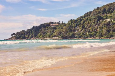 Güneşli bir gün. Sıcak deniz. Mavi gökyüzü. Tonda